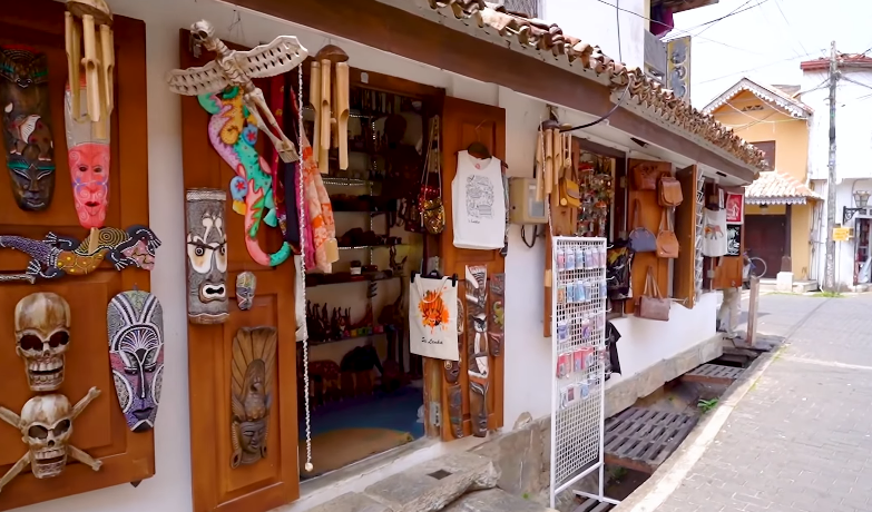 Fort boutiques and cafés
